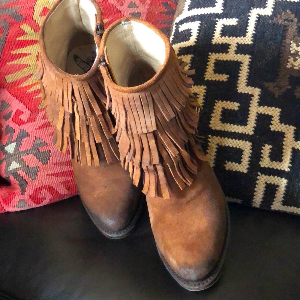 FREEBIRD GENUINE LEATHER FRINGE BOOTS….Amazing Boots! 🌺 EUC!